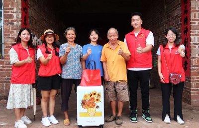 ​玉林市红豆义工协会公益助学，今年有18名受资助的学子全都考上大学