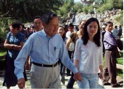 ​翁帆为什么嫁给杨振宁（翁帆为何要嫁给杨振宁）