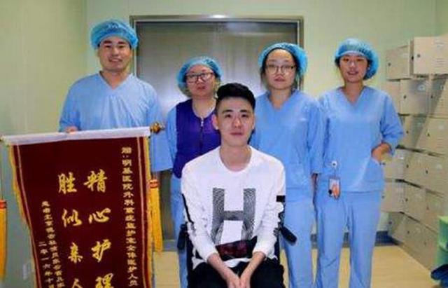 张云雷事件坠楼后首次上台（张云雷坠楼是自杀）(11)