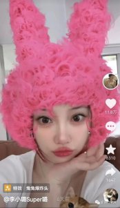 ​甜馨维护妈妈语言得体，被质疑李小璐利用女儿账号回复