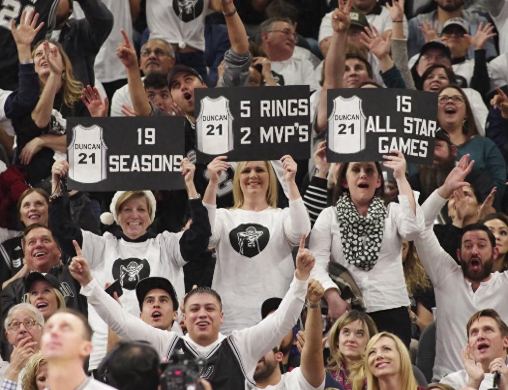 篮球——NBA：马刺队为邓肯举行球衣退役仪式