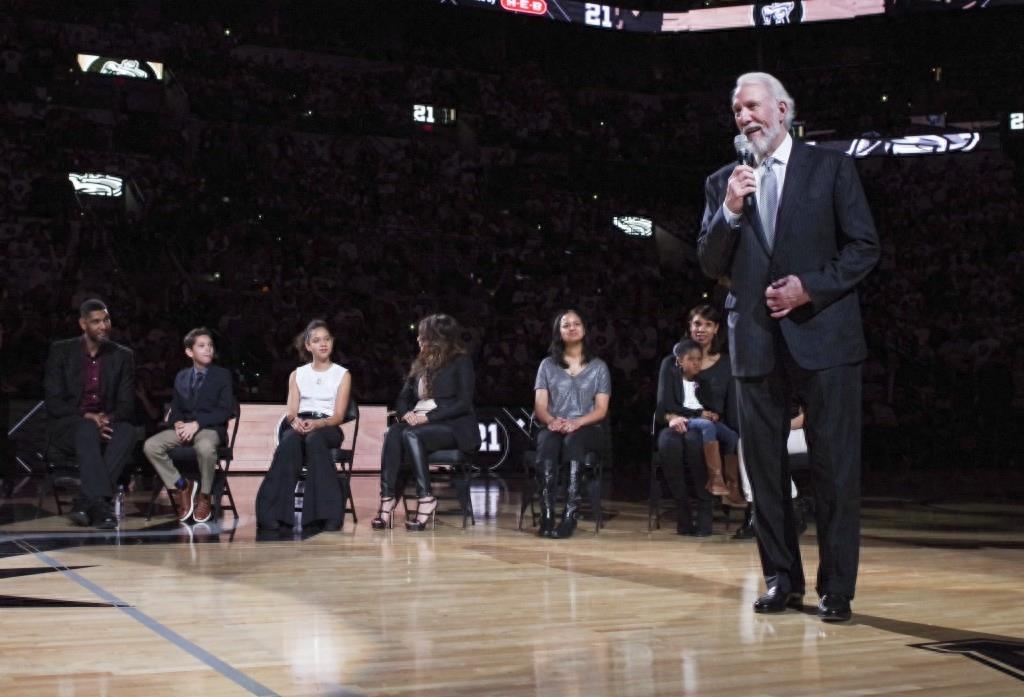 篮球——NBA：马刺队为邓肯举行球衣退役仪式