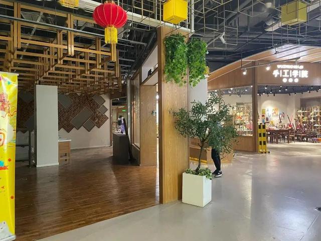 武汉华中第一高楼（华中第一高楼下的商业人气惨淡）(13)