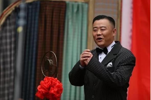 开车蛇行是什么意思  周立波曾蛇形开车被警方盘查过吗