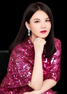 ​李湘复工引热议！与维嘉合体直播搂搂抱抱