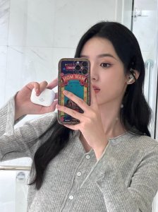 ​周也晒自拍美照 对镜比耶露酒窝超可爱