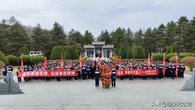 ​庆阳市第二中学高一级师生走进南梁革命纪念馆开展红色研学实践活动