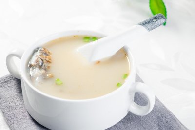 ​鲫鱼汤这样做，汤白如牛奶鲜香无腥味