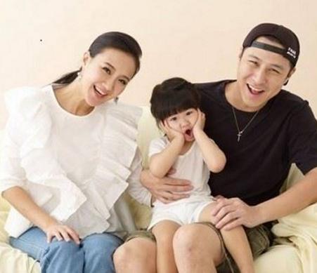 何妤玟男朋友小明星大跟班（路人粉丝成老公）(11)