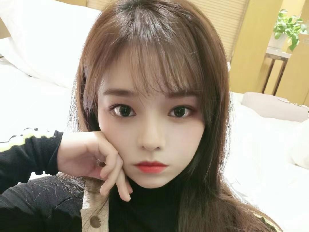 黄霄云个人资料：你逆着光而来，唱功惊人，会成为优秀得令人嫉妒的存在