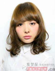 ​圆脸卷发发型 时尚瘦脸气质迷人