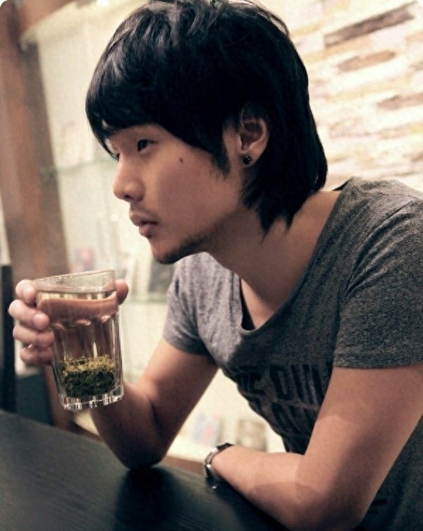 因痴迷音乐初中就辍学，一首《模特》彻底改变命运，前女友超漂亮