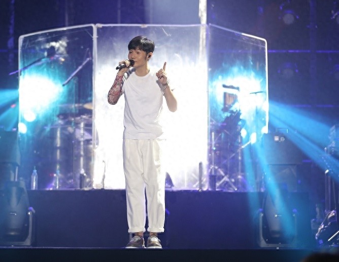 因痴迷音乐初中就辍学，一首《模特》彻底改变命运，前女友超漂亮