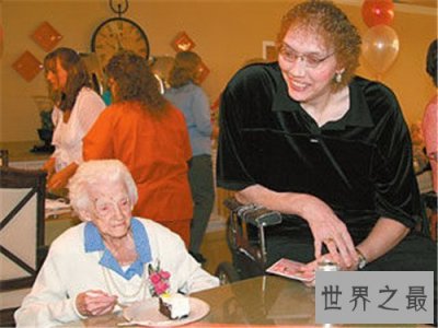 ​世界最高的女人是谁 女子弯腰与新婚老公接吻世界最高的女人