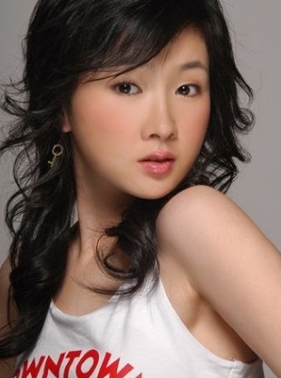 潘禹彤温婉可爱的外表，恬淡透深邃气息，科班出身拥有娴熟演技