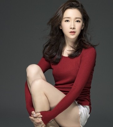 潘禹彤温婉可爱的外表，恬淡透深邃气息，科班出身拥有娴熟演技