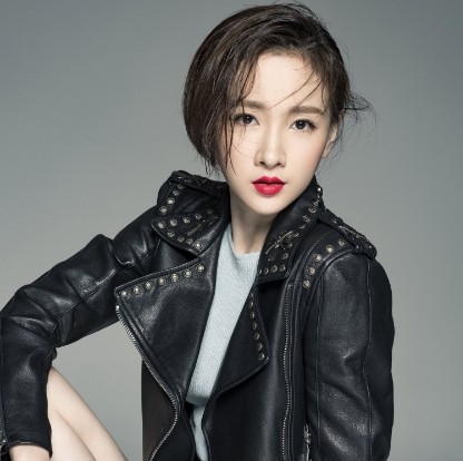 潘禹彤温婉可爱的外表，恬淡透深邃气息，科班出身拥有娴熟演技