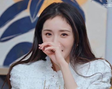 ​杨幂胎毛刘海发型可爱十足 着白色外套面露笑容清新优雅