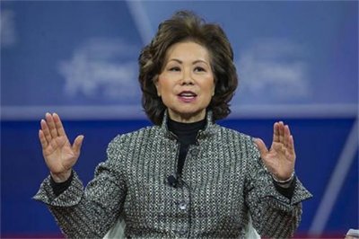 ​美国首位华裔女部长赵小兰：丈夫是参议员，依旧被人当面辱骂