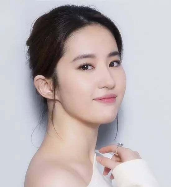 别总拿杨幂的发际线说事, 你先看看你自己的什么样