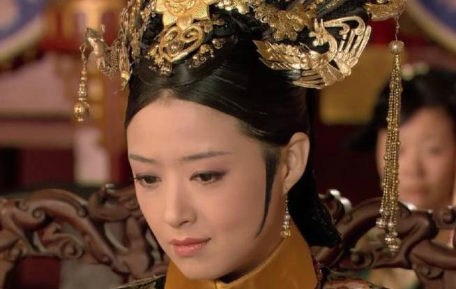 甄嬛传里面的华妃是多少集死的