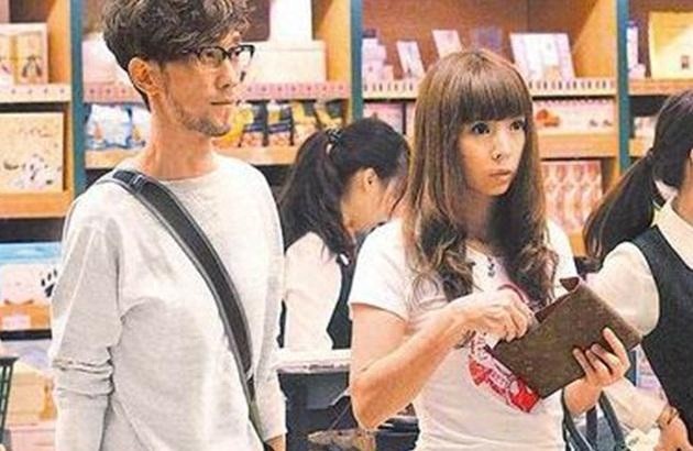 47岁周传雄的妻子近照