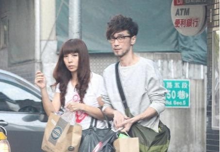 47岁周传雄的妻子近照