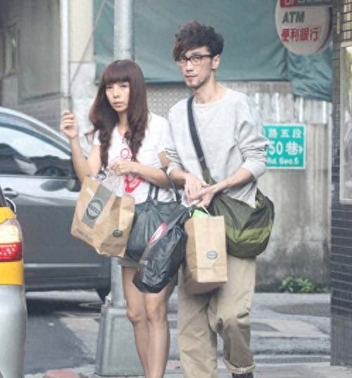 47岁周传雄的妻子近照