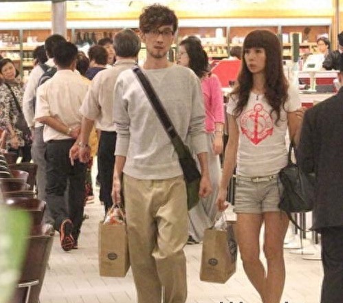 47岁周传雄的妻子近照