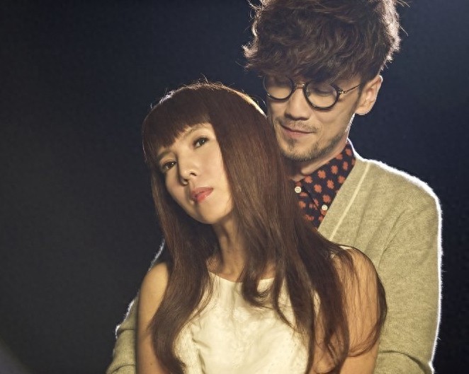 47岁周传雄的妻子近照