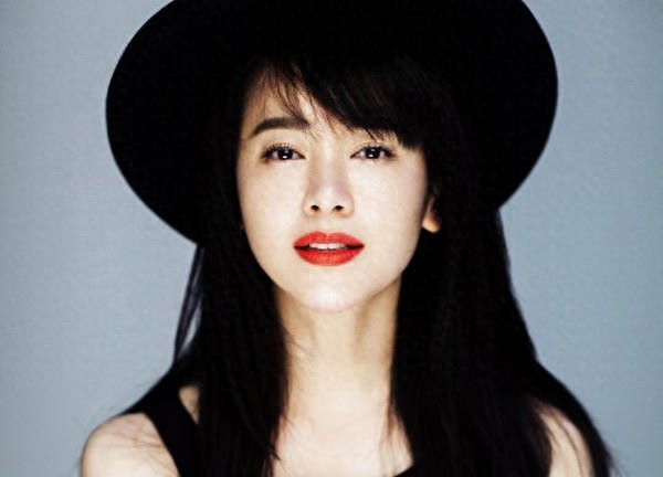 40岁左小青富商老公全家照曝光，揭秘四段情史