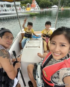 ​洪天明和老婆周家蔚开心度假享受二人世界 夫妻俩拍多张恩爱合影