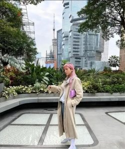 ​陈奕迅老婆晒自拍美照，造型大胆身材超好，粉色头发太抢镜