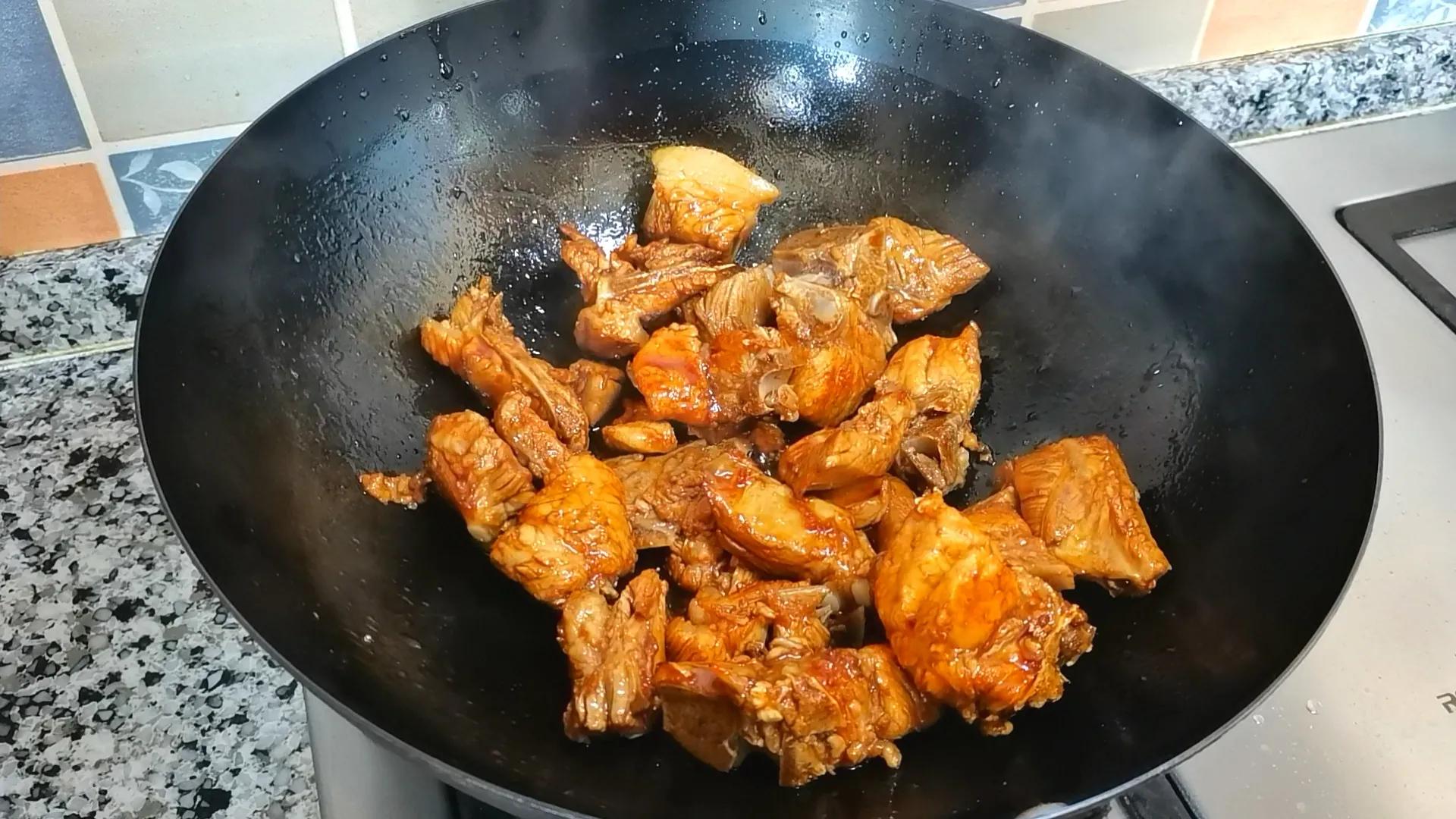 红烧芋头怎么做（好吃到流口水的红烧芋头烹饪教程）