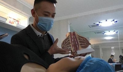 ​小伙一天给十几位女性揉胸，每月稳赚3万！当男性催乳师感觉如何