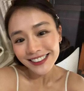 ​又纯又欲！马思纯扎双丸子头甜美可人 穿吊带锁骨线条吸睛