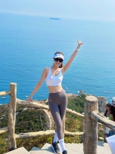 ​旅游小姐冠军王晓娜晒登山写真，穿露脐背心紧身裤，凸显曼妙身材