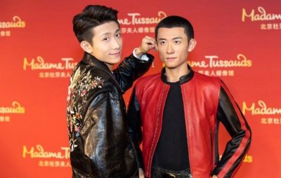 ​张一山蜡像身高矮了一大截，网友：总觉得哪不对，手指只有4个？