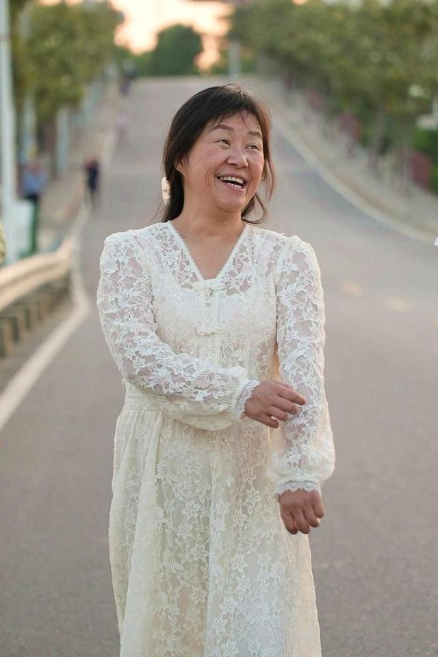余秀华突然发微博自曝遭丈夫家暴(余秀华回应被小14岁伴侣杨槠策抽上百耳光事件)(4)