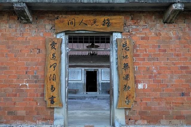 余秀华突然发微博自曝遭丈夫家暴(余秀华回应被小14岁伴侣杨槠策抽上百耳光事件)(5)