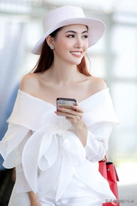 越南芽庄选美小姐Phan Thi Mo:白衣飘飘,让人感叹越南女孩