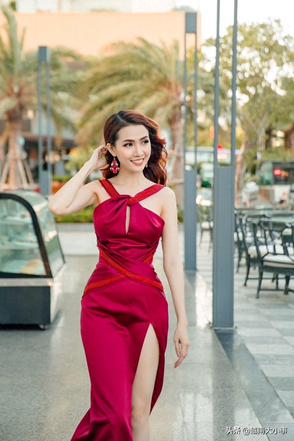 越南芽庄选美小姐Phan Thi Mo:白衣飘飘,让人感叹越南女孩