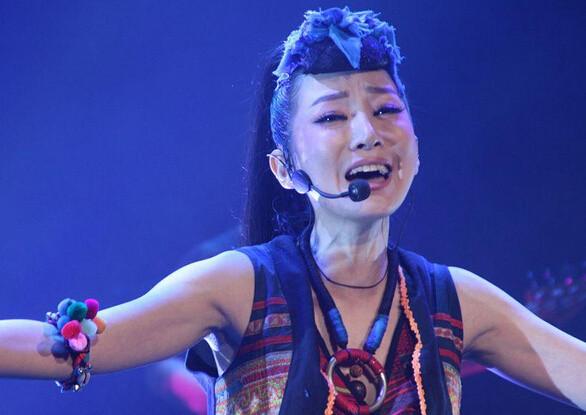 萨顶顶假唱转话筒事件,萨顶顶左手(萨顶顶话筒拿反事件真相) 萨顶顶假唱转话筒事件,萨顶顶左手(萨顶顶话筒拿反事件真相)