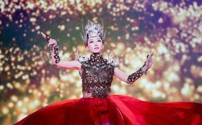 ​萨顶顶假唱转话筒事件，萨顶顶左手(萨顶顶话筒拿反事件真相)