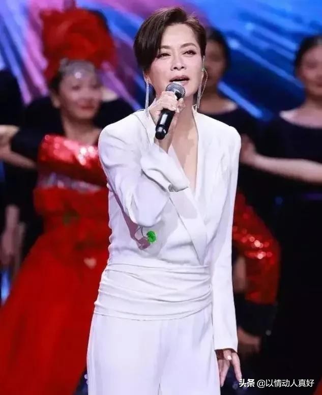 迟志强曾帮了刘晓庆大忙，为何会犯流氓罪？唱的《钞票》意义重大