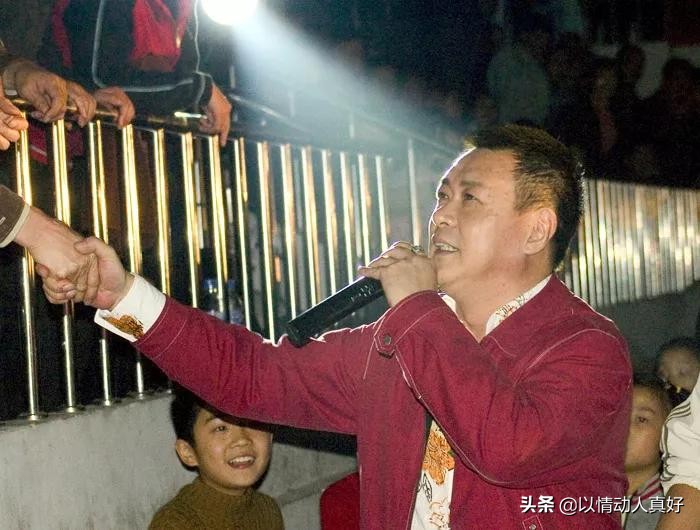 迟志强曾帮了刘晓庆大忙，为何会犯流氓罪？唱的《钞票》意义重大