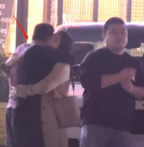 ​48岁杨坤3年没新歌，转行做直播又翻车，如今却能一晚上会仨美女