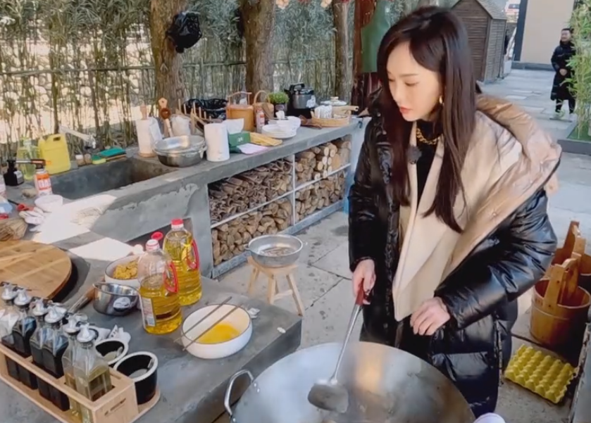 唐嫣产后复出身材纤细，正面否认切胃瘦身传闻，自认很无奈