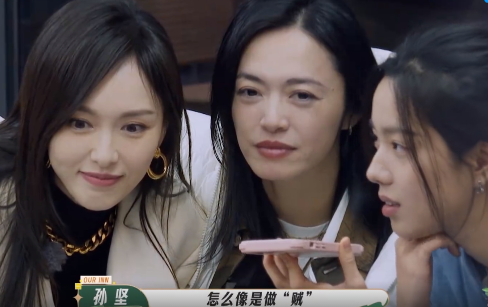 唐嫣产后复出身材纤细，正面否认切胃瘦身传闻，自认很无奈