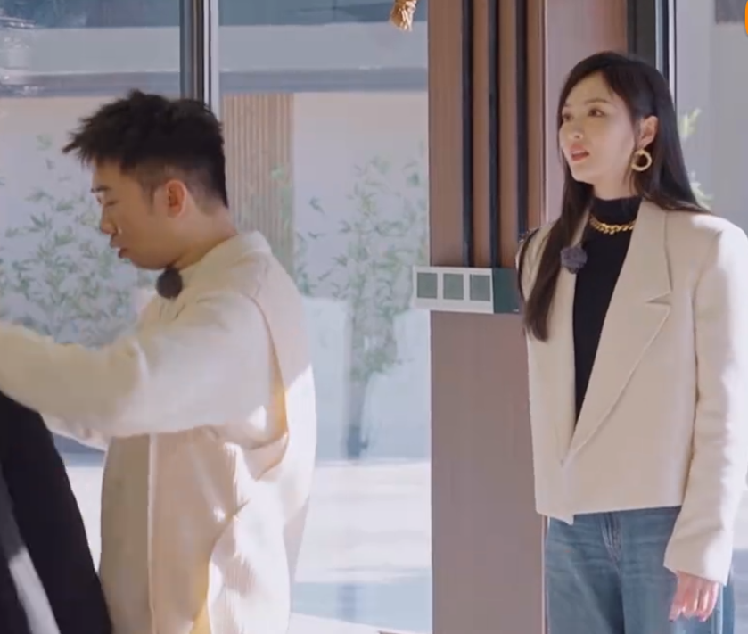 唐嫣产后复出身材纤细，正面否认切胃瘦身传闻，自认很无奈